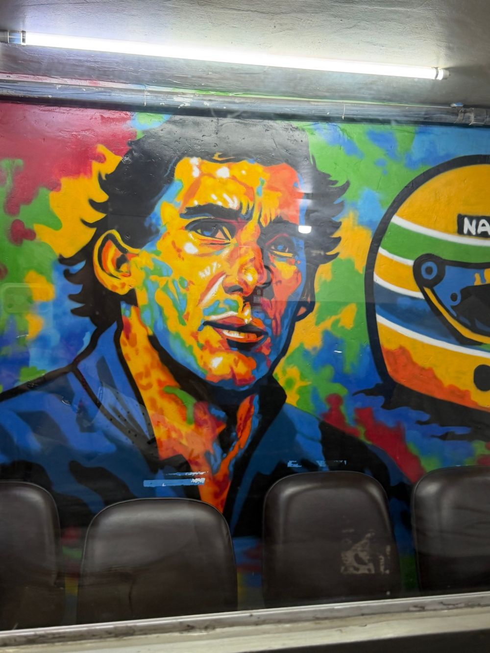 Sala de espera com painel colorido pintado na parede